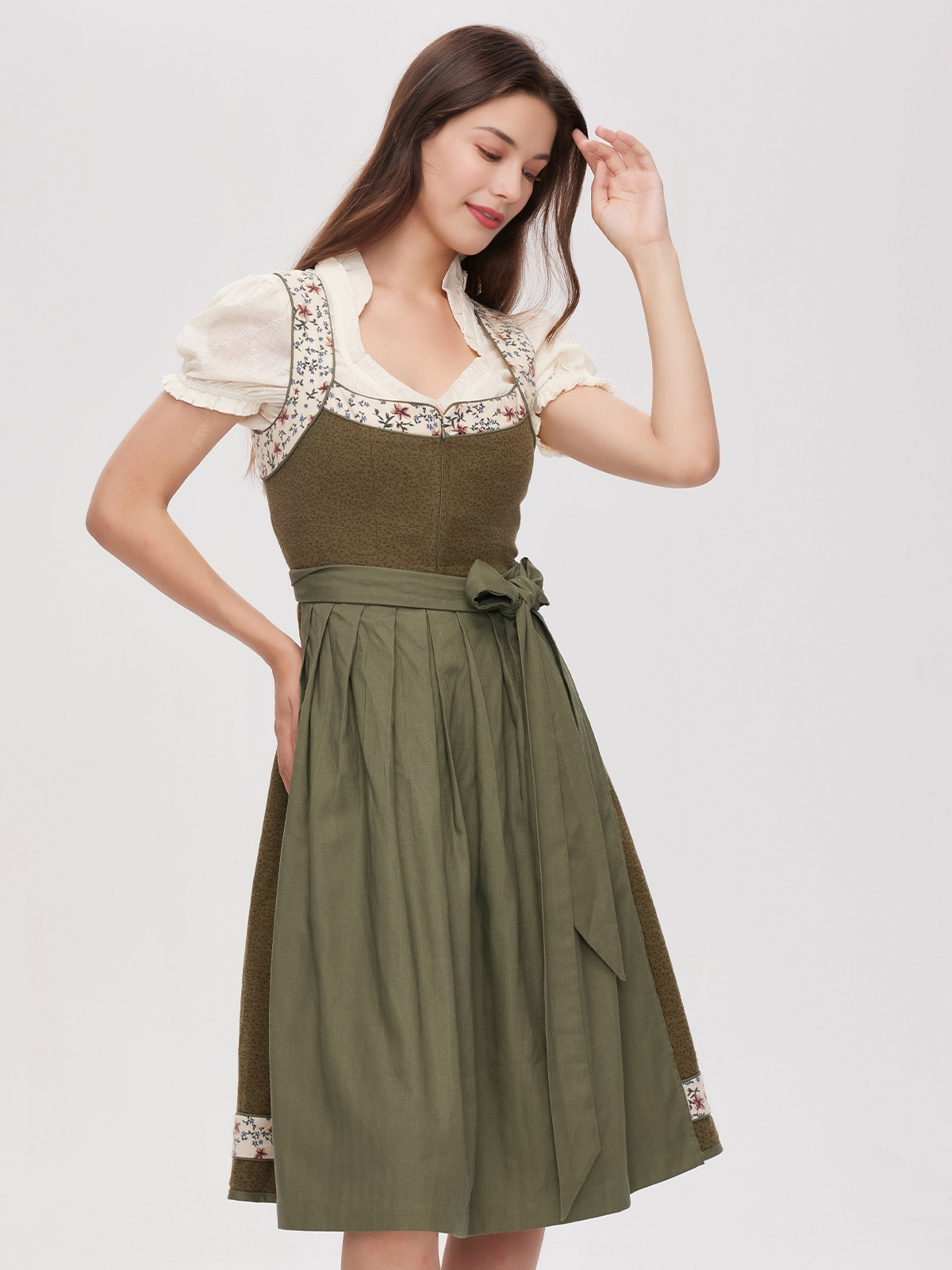 Samt Dirndl in Rot – Eleganz und Tradition vereint