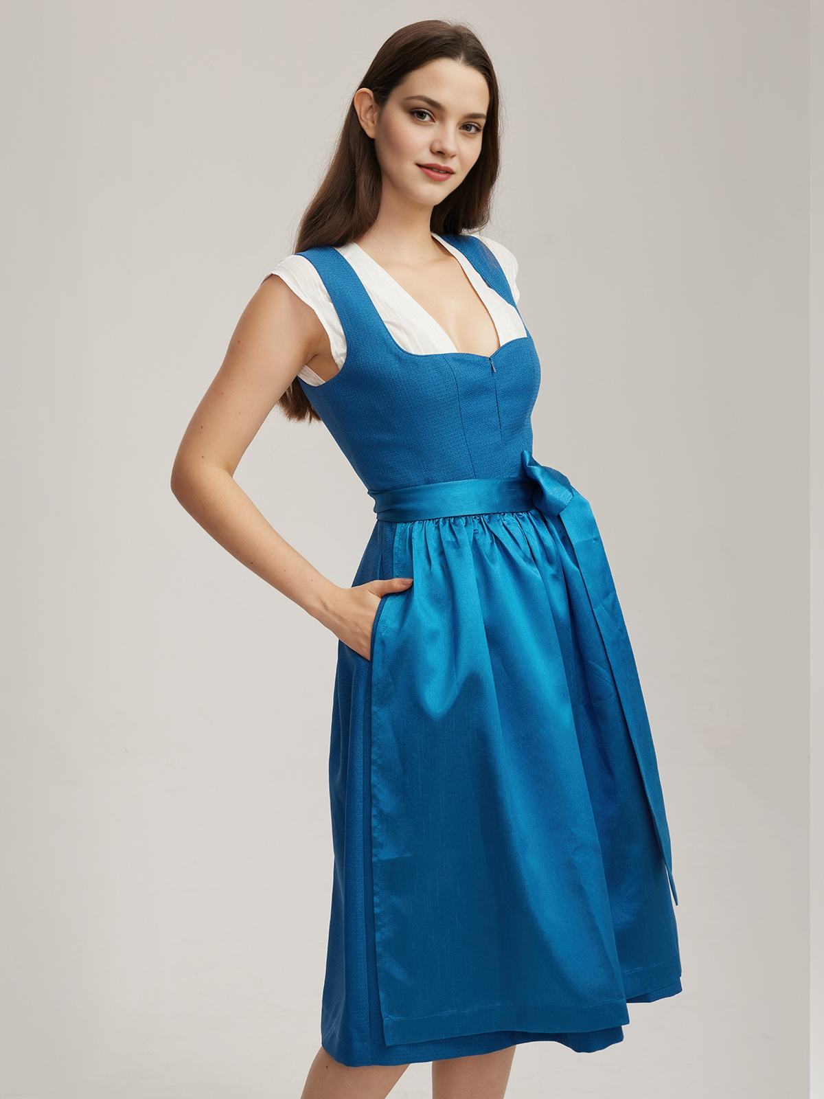 Modernes blaues Dirndl mit floralen Akzenten